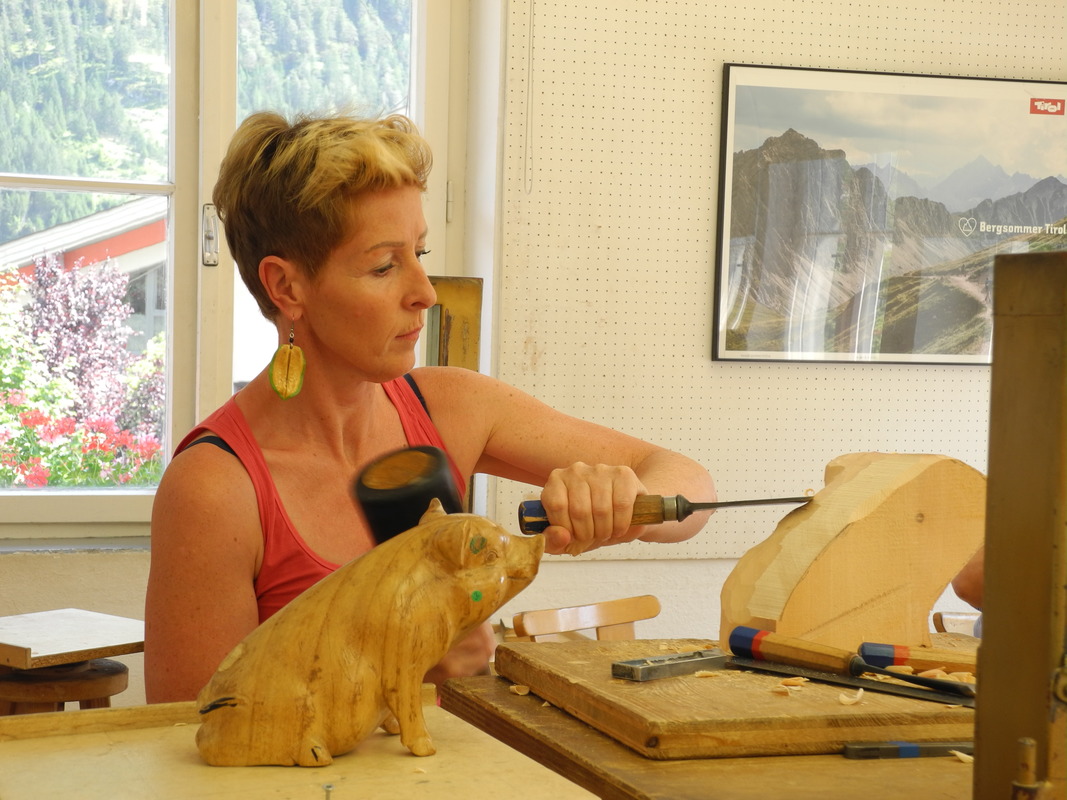 Beginner’s woodcarving course Woodcarving School GeislerMoroder